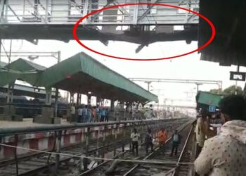 गुजरात के मोरबी के बाद अब महाराष्ट्र में फुट ओवर ब्रिज ढहा, 20 से अधिक घायल