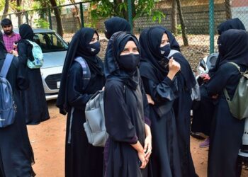 कर्नाटक के बाद अब पश्चिम बंगाल में हिजाब पर हुआ बवाल