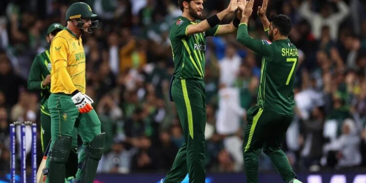 पाकिस्तान ने दक्षिण अफ्रीका को हराकर टूर्नामेंट के समीकरण को बनाया दिलचस्प, 33 रनो से पाक की जीत