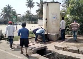 दलित महिला ने पब्लिक टंकी से पिया पानी तो लोगों ने गोमूत्र से धुला टंकी