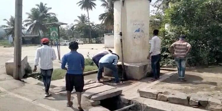 दलित महिला ने पब्लिक टंकी से पिया पानी तो लोगों ने गोमूत्र से धुला टंकी