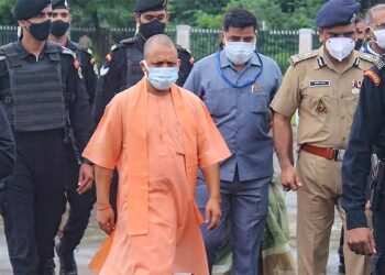 CM योगी का बड़ा एक्शन, घूसखोर CO को डिमोट करते हुए सिपाही बनाया