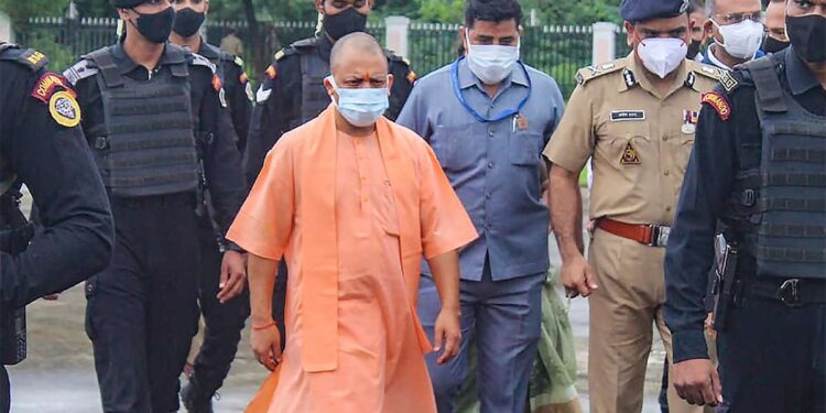 CM योगी का बड़ा एक्शन, घूसखोर CO को डिमोट करते हुए सिपाही बनाया