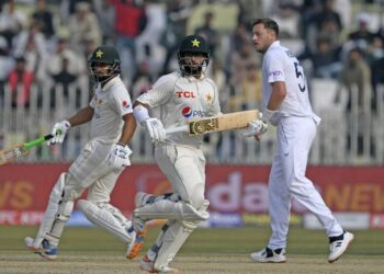 इंग्लिश की पहली पारी के अब पाकिस्तानी बल्लेबाजों ने विकेट खोए बिना बने 181 रन