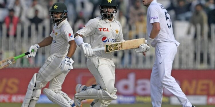इंग्लिश की पहली पारी के अब पाकिस्तानी बल्लेबाजों ने विकेट खोए बिना बने 181 रन