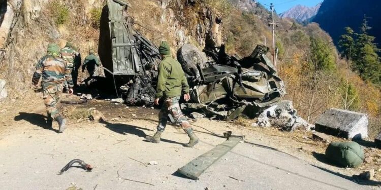 भारतीय सेना के जवानों को ले जा रहा ट्रक हादसे का शिकार हो गया