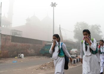 राजधानी दिल्ली की हवा फिर से हुई जहरीली, निर्माण और तोड़फोड़ के कामों को पूरी तरह से रोक का आदेश