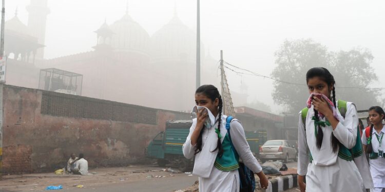 राजधानी दिल्ली की हवा फिर से हुई जहरीली, निर्माण और तोड़फोड़ के कामों को पूरी तरह से रोक का आदेश