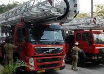 ग्रेटर नोएडा में 6 मंजिला बिल्डिंग में लगी भीषण आग, लोगों को सुरक्षित बाहर निकाला गया