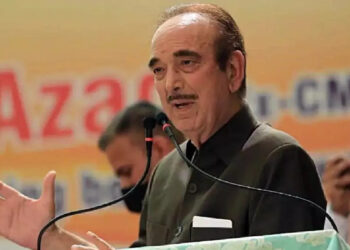 कश्मीरी पंडितों की सुरक्षा के लिए उन्हें जम्मू शिफ्ट किया जाए: गुलाम नबी आजाद