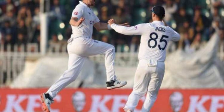 पाकिस्तान में हुए टेस्ट में इंग्लिश टीम ने चटाया धूल, 74 रन से जीता इंग्लैंड