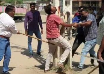 मुस्लिम युवकों को पुलिस ने खंभे पर बांधकर मारा था, अब गांव वालों ने किया वोट का बहिष्कार