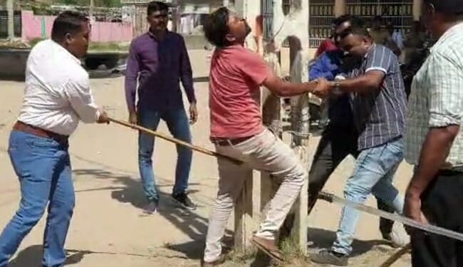 मुस्लिम युवकों को पुलिस ने खंभे पर बांधकर मारा था, अब गांव वालों ने किया वोट का बहिष्कार
