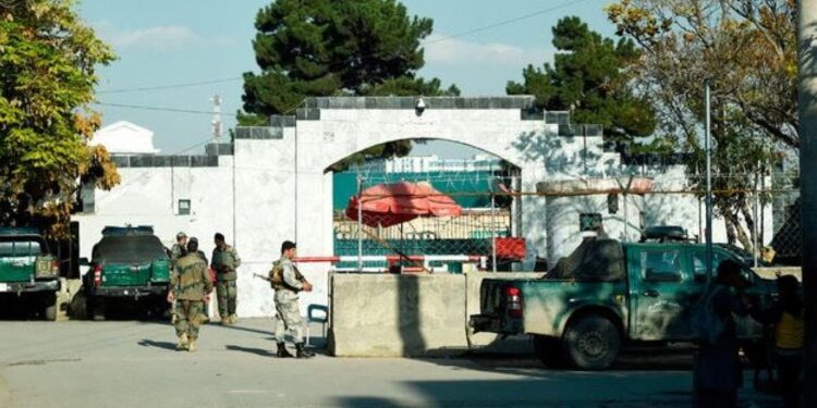 काबुल में पाकिस्तानी दूतावास पर जानलेवा हम’ला, सुरक्षाकर्मी को लगी गोली
