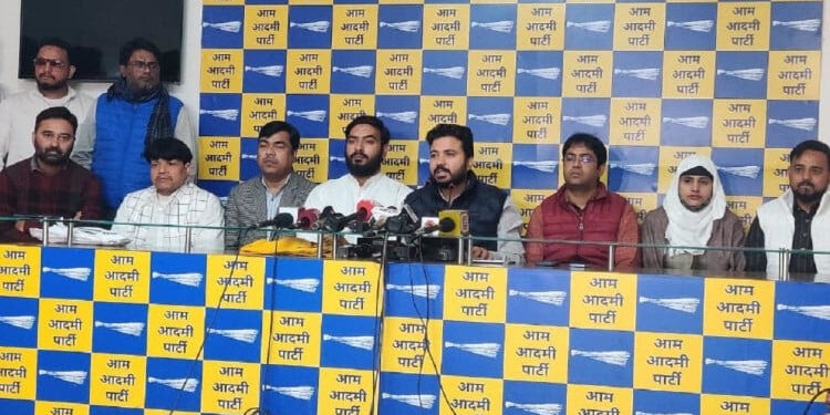 दो पार्षदों के साथ दिल्ली कांग्रेस उपाध्यक्ष अली मेहंदी ने थामा आप का दामन