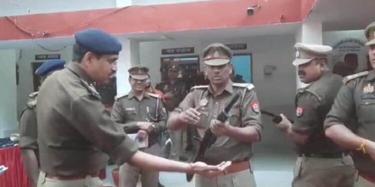 UP पुलिस के एसआई का अजब नमूना, बन्दूक के नली में गोली डालकर लोड करने का किया प्रयास