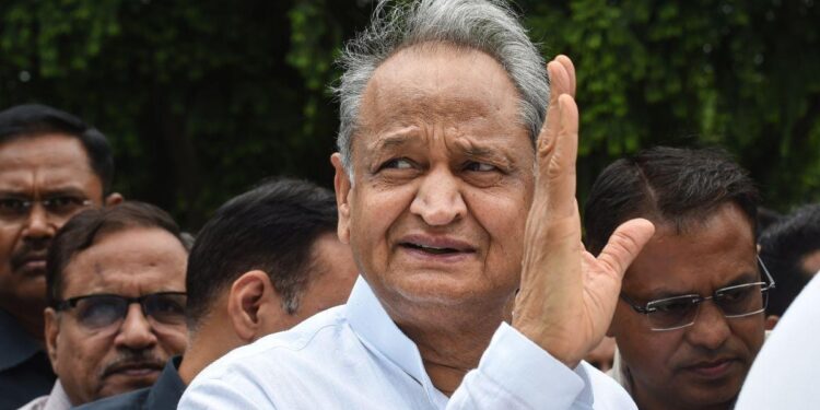 अशोक गहलोत का बड़ा ऐलान, BPL कार्डधारियों को मिलेगा साल में 12 सिलेंडर पांच सौ रुपए प्रति सिलेंडर