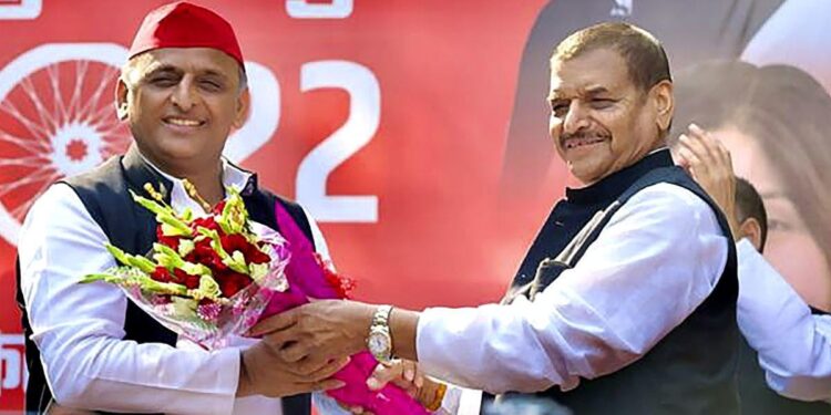 एक साथ आए चाचा भतीजा, समाजवादी पार्टी में विलय हुई शिवपाल की पार्टी