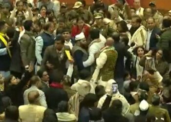 दिल्ली नगर निगम मतदान के आप और भाजपा पार्षदों बीच मारपीट