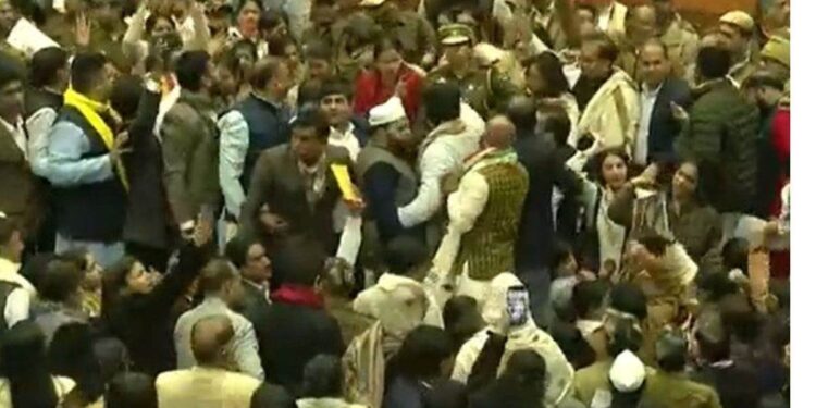 दिल्ली नगर निगम मतदान के आप और भाजपा पार्षदों बीच मारपीट