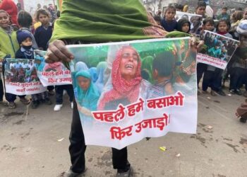 उत्तराखंड के हल्द्वानी में अतिक्रमण हटाने को लेकर मचा बवाल, लोग सड़कों पर धरने पर बैठे