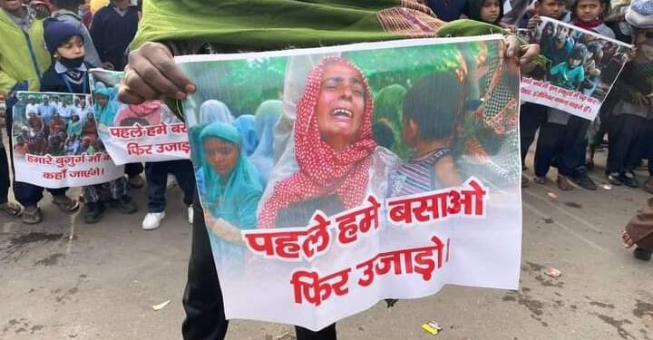 उत्तराखंड के हल्द्वानी में अतिक्रमण हटाने को लेकर मचा बवाल, लोग सड़कों पर धरने पर बैठे