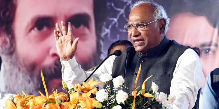 कर्नाटक में पीएम मोदी पर जमकर बरसे कांग्रेस अध्यक्ष मल्लिकार्जुन खरगे, किया कांग्रेस के पक्ष वोट की अपील