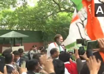 भारत जोड़ो यात्रा के बाद दिल्ली वापसी पर राहुल गांधी का कार्यकर्ताओं ने किया जोरदार स्वागत