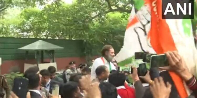 भारत जोड़ो यात्रा के बाद दिल्ली वापसी पर राहुल गांधी का कार्यकर्ताओं ने किया जोरदार स्वागत