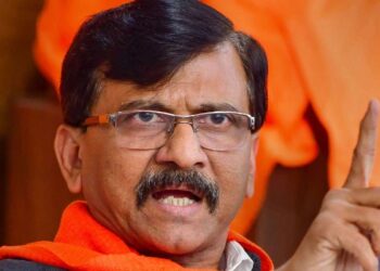 सुप्रीम कोर्ट के फैसले तक शिवसेना के सिंबल पर फैसला न करे चुनाव आयोग: संजय राउत