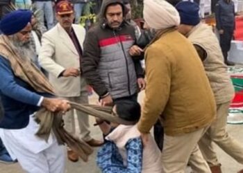 हरियाणा खेल मंत्री के झंडारोहण करने से पहले महिला ने किया विरोध प्रदर्शन