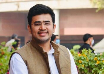 कांग्रेस का बड़ा आरोप, बीजेपी सांसद तेजस्वी ने खोला फ्लाइट के इमरजेंसी गेट