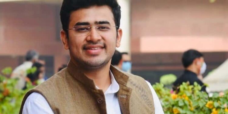 कांग्रेस का बड़ा आरोप, बीजेपी सांसद तेजस्वी ने खोला फ्लाइट के इमरजेंसी गेट