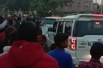 मुआवजे की मांग को लेकर धरने पर बैठे किसानों से मिलने पहुंचे केंद्रीय मंत्री अश्वनी चौबे, किया पथराव