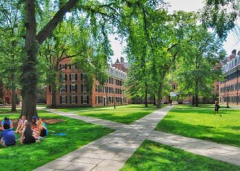 विदेशी यूनिवर्सिटी को भारत में कैंपस बनाने के लिए लेनी होगी UGC से मंजूरी