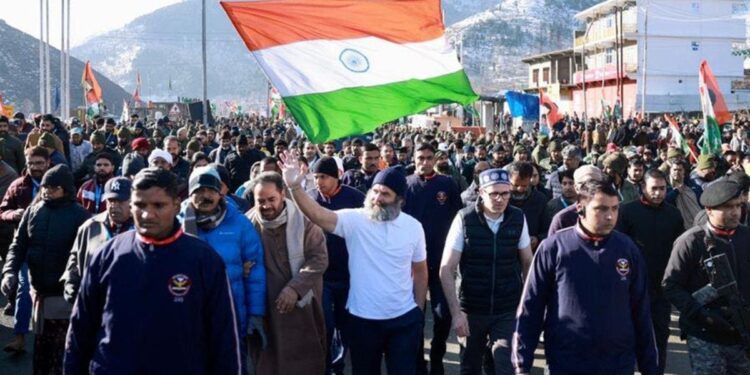 लाल चौक पर राहुल गांधी ने फहराया तिरंगा, प्रियंका गांधी समेत अन्य नेता थे मौजूद