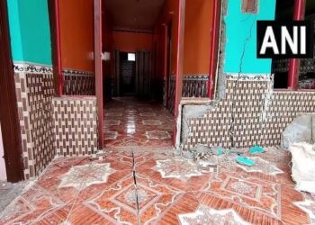 उत्तराखंड के जोशीमठ के बाद अब कश्मीर के एक गांव में कई घरों में पड़ने लगी दरारें