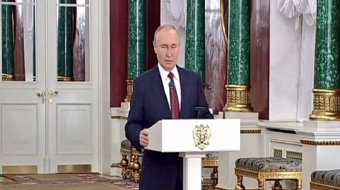 अमेरिका तो यूक्रेन युद्ध के बहाने अपने हथियारों को बेचने की कोशिश में है: पुतिन