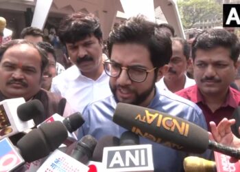 पेगासस पर बोले आदित्य ठाकरे, देश में संविधान और लोकतंत्र दोनों खतरे में हैं