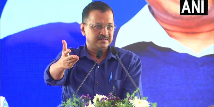 मनीष सिसोदिया जेल में हैं और रिश्वत लेते पकडे गए भाजपा विधायक का बेटा बाहर है: केजरीवाल