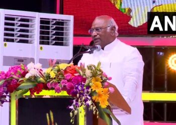 सभी समान विचारधारा वाले विपक्षी दलों को एकजुट होना चाहिए: खरगे