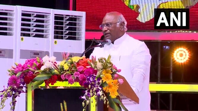 सभी समान विचारधारा वाले विपक्षी दलों को एकजुट होना चाहिए: खरगे