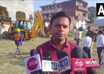 मुख़्तार अंसारी के बेटों के नाम पर बनी दो मंज़िला बिल्डिंग को प्रशासन ने किया ध्वस्त