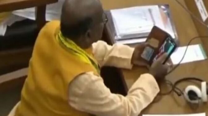 त्रिपुरा विधानसभा में भाजपा के विधायक अश्लील वीडियो देखते हुए पाए गए