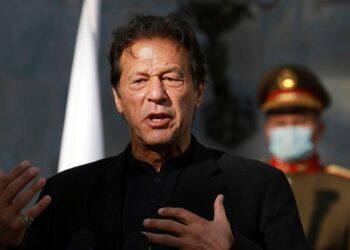 पाकिस्तानी पूर्व PM इमरान खान को गिरफ़्तार करनी पहुंची सेना से PTI कार्यकर्त्ताओं में भिड़ंत