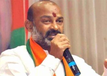 तेलंगाना भाजपा प्रमुख ने केसीआर की तुलना अतीक अहमद से की