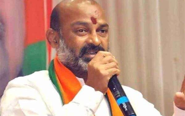 तेलंगाना भाजपा प्रमुख ने केसीआर की तुलना अतीक अहमद से की