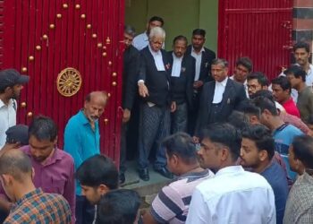 अतीक अहमद के वकील दयाशंकर मिश्र के गली में बम धमाका, कोई नुकसान नहीं