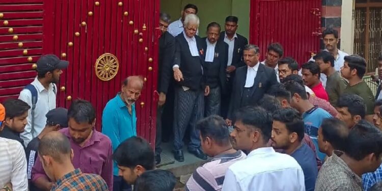 अतीक अहमद के वकील दयाशंकर मिश्र के गली में बम धमाका, कोई नुकसान नहीं