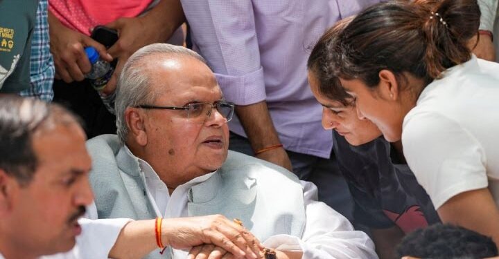 धरने पर बैठे पहलवानों के समर्थन में आए सतपाल मलिक, बोले कि पीएम को किसानों की तरह अब पहलवानों से भी माफी मांगी पड़ेगी